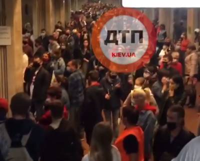 ЧП в киевском метро: под поездом погиб зацепер