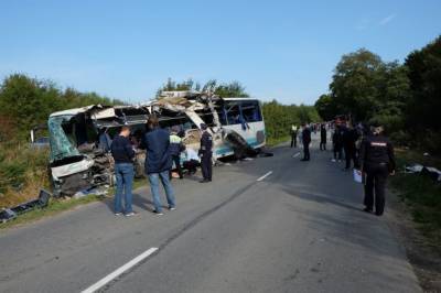 Автобус смяло, как бумагу: жуткая авария с семью жертвами попала на видео