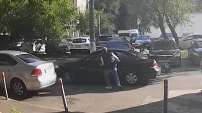 Угонщик в Москве сбил владельца автомобиля и подрался с полицейским
