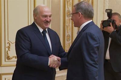 Омский губернатор подарил Лукашенко танк