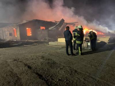 Под Харьковом вспыхнул мощный пожар на складах