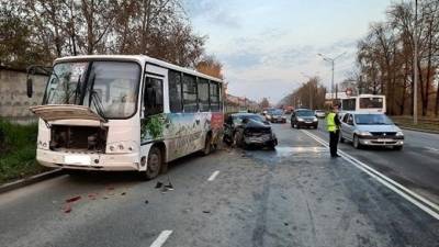 В Нижнем Тагиле Cadillac протаранил пассажирский автобус