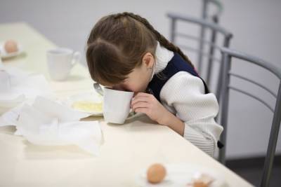 «Президентские завтраки»: сыт не будешь Как стали кормить в школах после изменения Конст