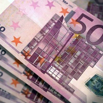 Курс евро на торгах Мосбиржи поднялся выше 93 рублей впервые с января 2016 года