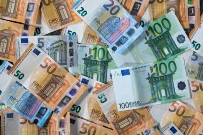 На Мосбирже курс евро превысил 93 рубля