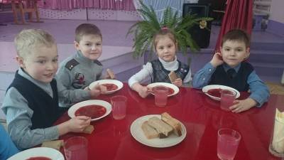 Министерство просвещения России заявило, что полноценное питание в школе улучшает успеваемость
