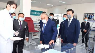 Назарбаев посетил завод, выпускающий ИВЛ и медицинские автомобили, в Шымкенте