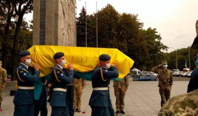 "За жизнь боролись до последнего": Украина простилась с молодым курсантом, пережившим падение АН-26, кадры