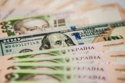 Украинцы начали массово снимать отложенную валюту на черный день