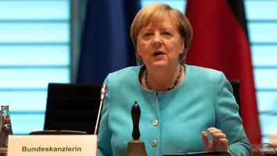 Меркель призвала Пашиняна и Алиева к немедленным переговорам