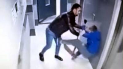 Озверевший мужчина избил ребенка ногами в подъезде в Воронеже