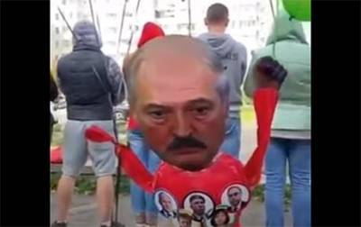 «Мишка» Лукашенко улетел в небо. Появилось видео забавного перфоманса минчан