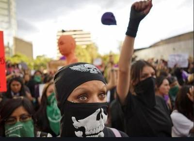 В Мехико силовики применили газ и шокеры к активисткам