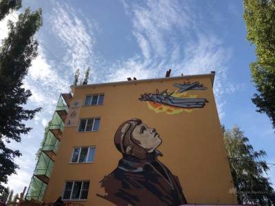 Портрет Михаила Водопьянова украсил фасад дома на проспекте Победы