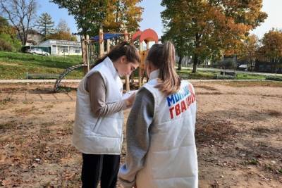Молодогвардейцы из Тверской области помогают улучать детские площадки