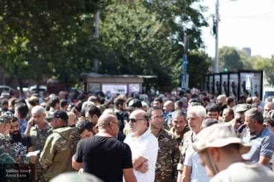 Массовые очереди в военкоматы: в Армении готовы воевать пенсионеры и женщины