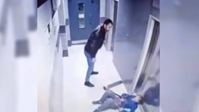 В Воронеже мужчина избил подростка в подъезде многоэтажки