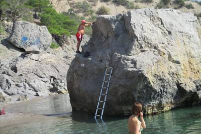 Тщеславный турист в Крыму просверлил скалу и назвал ее в свою честь