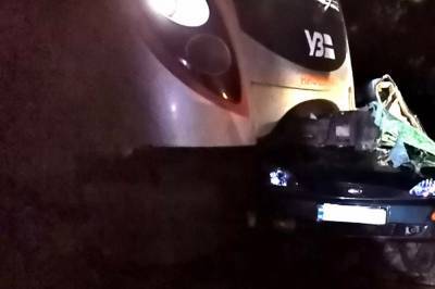 Под Полтавой пассажирский поезд протаранил Ford: водитель погиб на месте