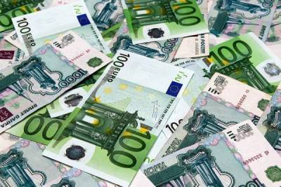 Курс евро превысил 93 рубля впервые с 2016 года, доллар вырос почти до 80