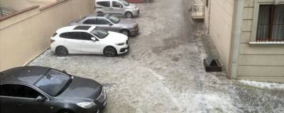 Мощный ливень с градом нарушил транспортное сообщение в Стамбуле