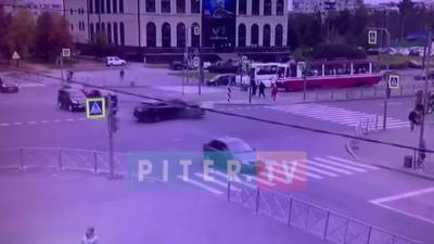Момент аварии на проспекте Просвещения попал на видео