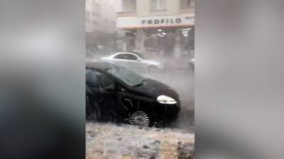 Мощный ливень с градом обрушился на Стамбул (видео)