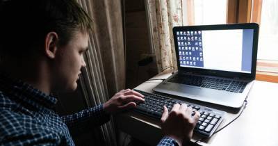 Российским школьникам на "удаленке" временно выдадут компьютеры