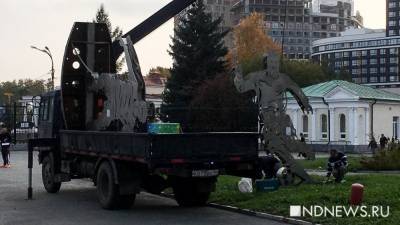 Неизвестные рабочие демонтировали железные скульптуры футболистов у ЦПКиО (ФОТО)