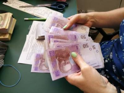 Денежные переводы на Украину упали почти на $ 500 млн