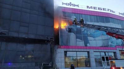 Гостиница и торговый комплекс полыхают в Новосибирске — огненное видео