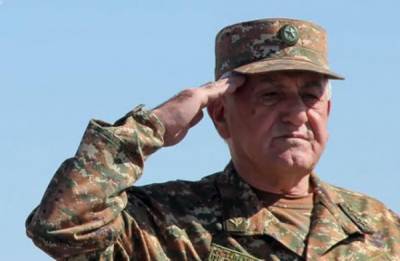 СМИ: Опальный армянский военачальник просится в бой
