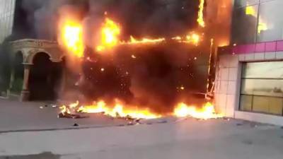Видео: В Новосибирске загорелся гостиничный комплекс и торговый центр