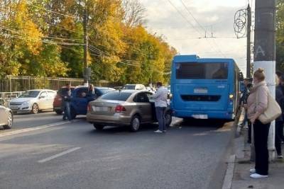 В Твери произошла тройная авария с участием автобуса