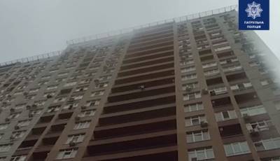 В Киеве патрульный на лету поймал женщину, которая прыгнула с 15-го этажа: видео