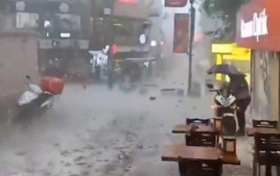 На Стамбул обрушился ливень с крупным градом