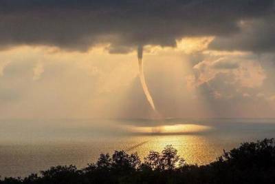 На Черноморском побережье ожидаются шторм и смерчи