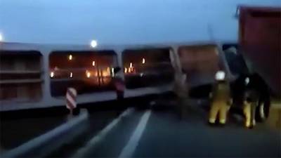 На дороге М-5 в Свердловской области упал надземный пешеходный переход