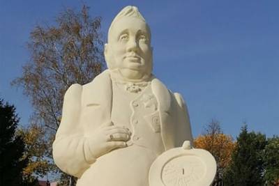 В российском городе решили собирать деньги с помощью статуи чиновника