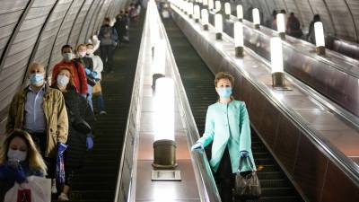 На метро "Охотный ряд" начали штрафовать пассажиров без масок