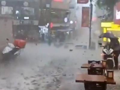 На Стамбул обрушился мощный ливень с крупным градом