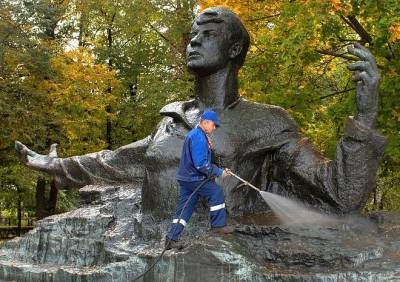 У Рязанского кремля помыли памятник Есенину