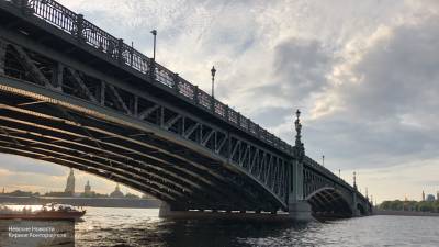 Беглов сообщил об установке нового освещения на мостах через Неву