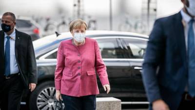 Верхний передел для частных торжеств и штраф за дезинформацию: что планирует изменить Меркель