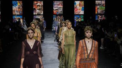 Пальто-халаты, узор пейсли и тюрбаны: восточные мотивы в новой коллекции Christian Dior