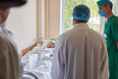Курсант, выживший в авиакатастрофе на Харьковщине, уже смог выйти во двор больницы