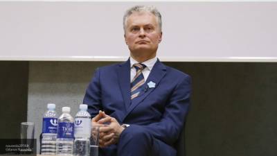 Президент Литвы призвал "не бряцать оружием" с Россией