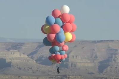 Иллюзионист Дэвид Блейн пролетел над пустыней на 52 гелиевых шарах