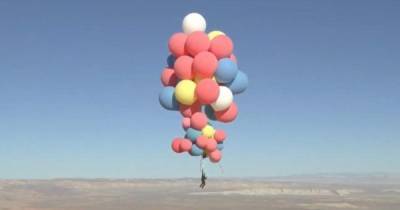 Иллюзионист Дэвид Блейн на воздушных шарах поднялся в небо на 7,5 км