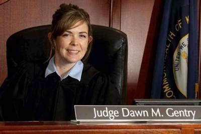 Судья занялась сексом с подчиненным в зале суда и лишилась работы